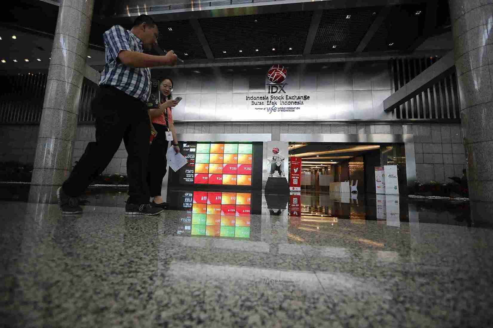 Aktifitas depan Papan Pantau Saham di Main Hal Bursa Efek Indonesia (BEI), Selasa (11/2/2025). Hari ini Papan Pantau terlihat Panah Merah. Foto: Kabar Bursa/Abbas Sandji