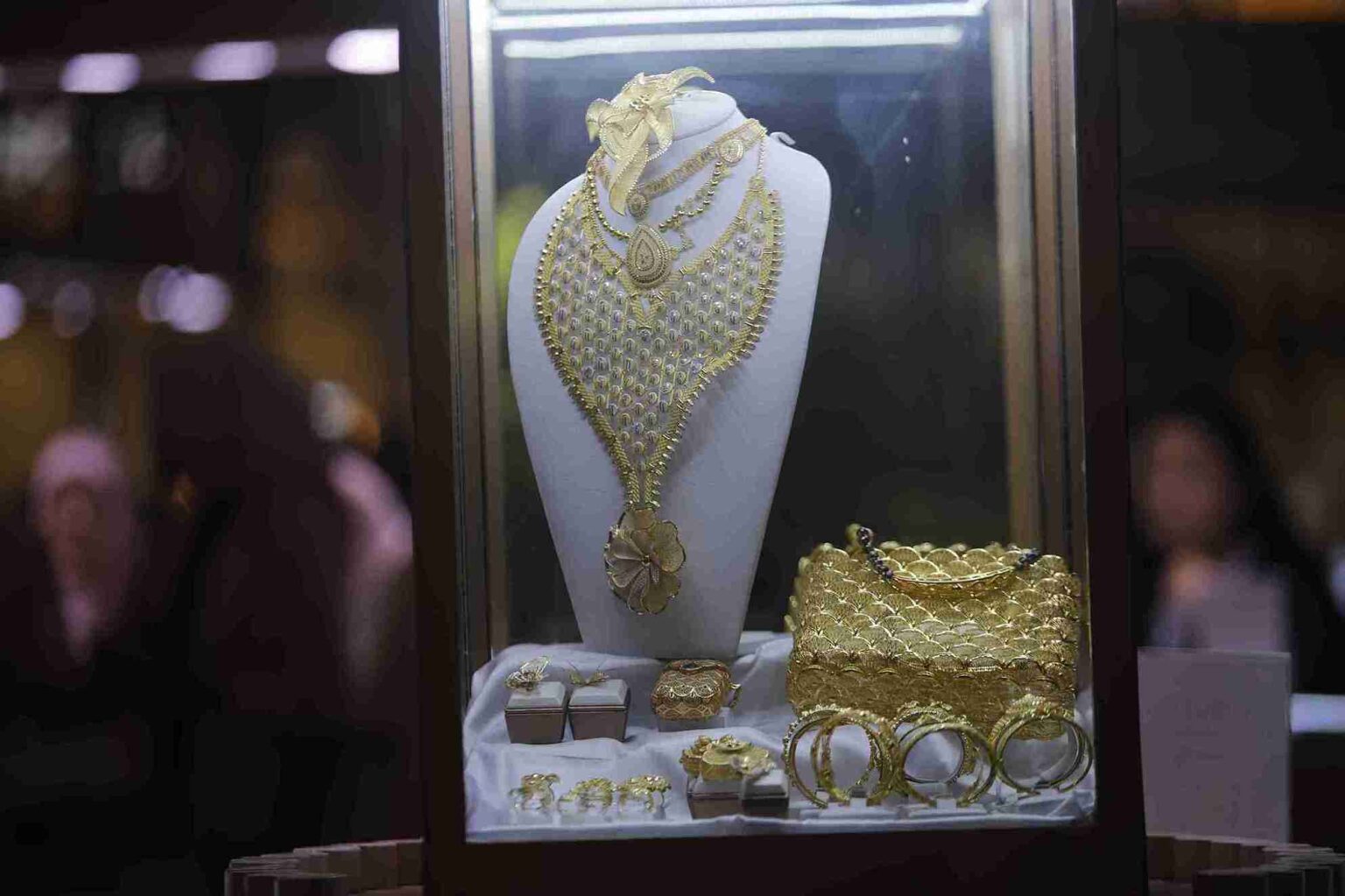 Pameran Perhiasan Emas "Semar Nusantara" di Mal Kota Casablanca (Kocas), Rabu (30/10/2024).Pameran yang jadi perhatian pengunjung wanita berlansung hingga Minggu. Foto: KabarBursa/Abbas Sandji.