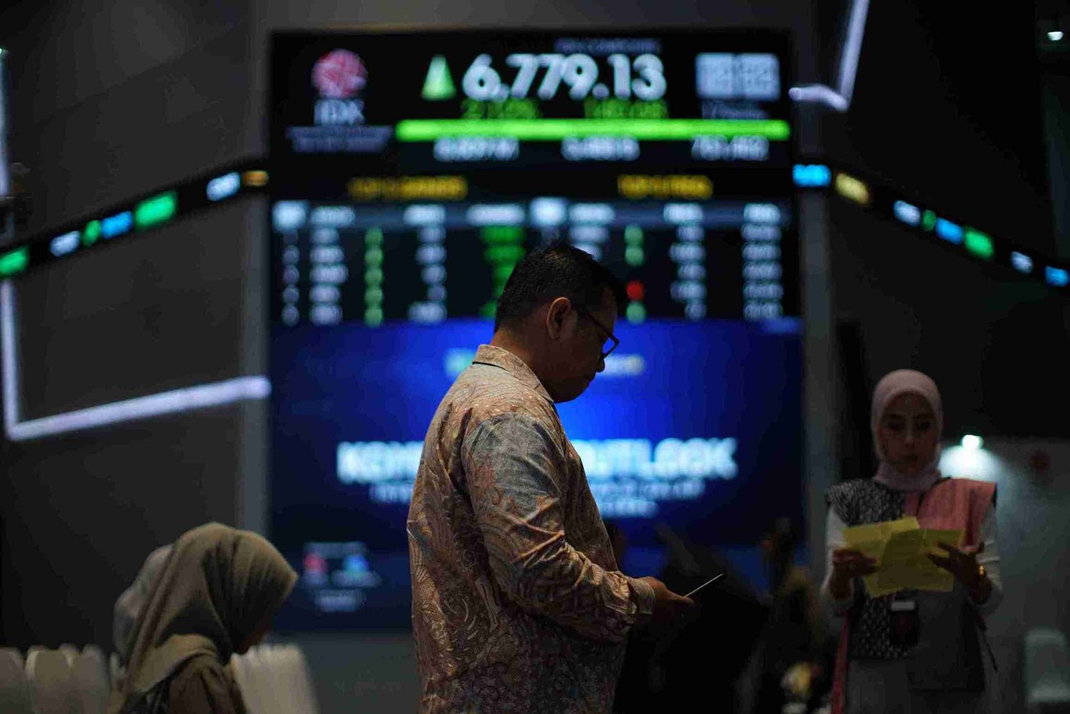 Aktifitas depan Papan Pantau Saham di Main Hal Bursa Efek Indonesia (BEI), Senin (17/2/2025). terlihat di Papan Pantau Pana Hijau. Foto: Kabar Bursa/Abbas Sandji