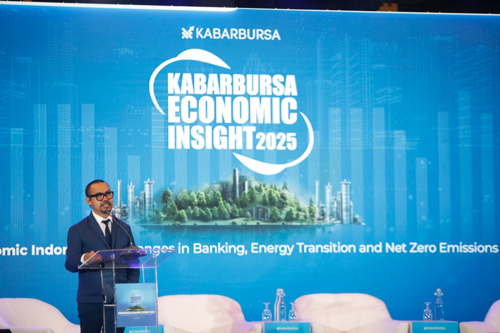 Founder & CEO KabarBursa.com Upi Asmaradhana saat menyampaikan opening remarks dalam KabarBursa Economic Insight (KEI) 2025 dengan tema “Greenomic Indonesia: Challenges in Banking, Energy Transition, and Net Zero Emissions" di Le Meridien, Jakarta Pusat, Rabu, 26 Februari 2025. (Kabarbursa/Abbas Sandji)