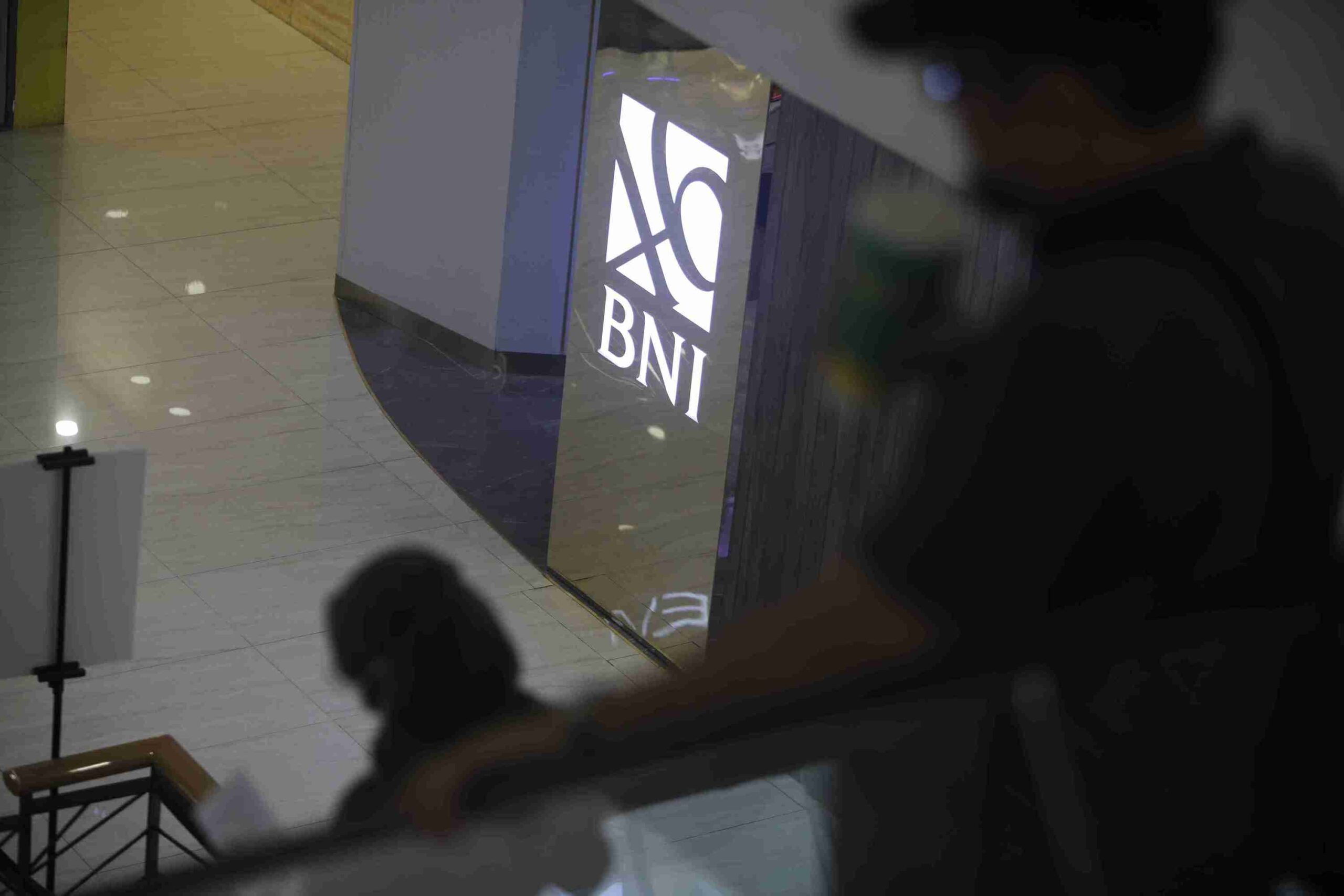 Pengunjung melintas depan Geray Bank BNI di Fx Sudirman. foto: Kabar Bursa/abbas sandji