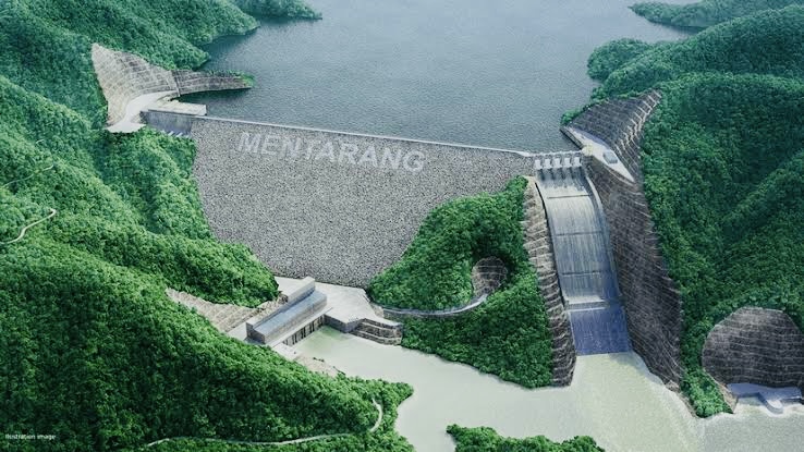 Ilustrasi desain atau site plan Pembangkit Listrik Tenaga Air (PLTA) Mentarang Induk yang berlokasi di Malinau, Kalimantan Utara. Dengan kapasitas terpasang 1.375 MW, proyek ini akan menjadi salah satu PLTA terbesar di Indonesia dan berperan penting dalam memasok energi hijau untuk Kawasan Industri Hijau Indonesia (KIPI). Foto: Dok. PT Kayan Hyropower Nusantara.
