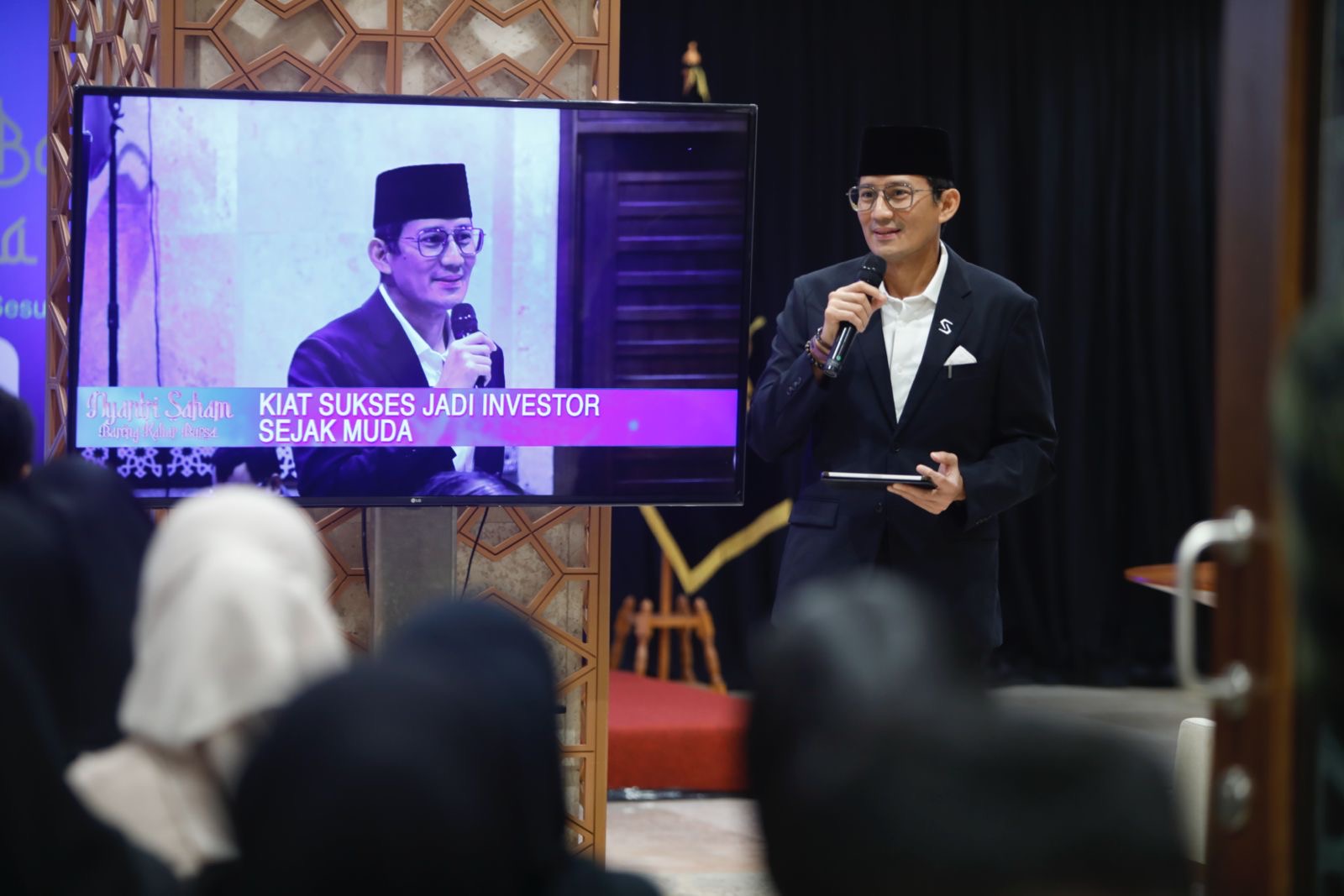 Pengusaha sekaligus investor saham, Sandiaga Uno, berbagi pengalaman dan strategi dalam membangun kesuksesan investasi sejak usia muda dalam acara Nyantri Saham Bareng Kabar Bursa di Masjid Istiqlal, Jakarta Pusat. Foto: KabarBursa/Abbas Sandji.