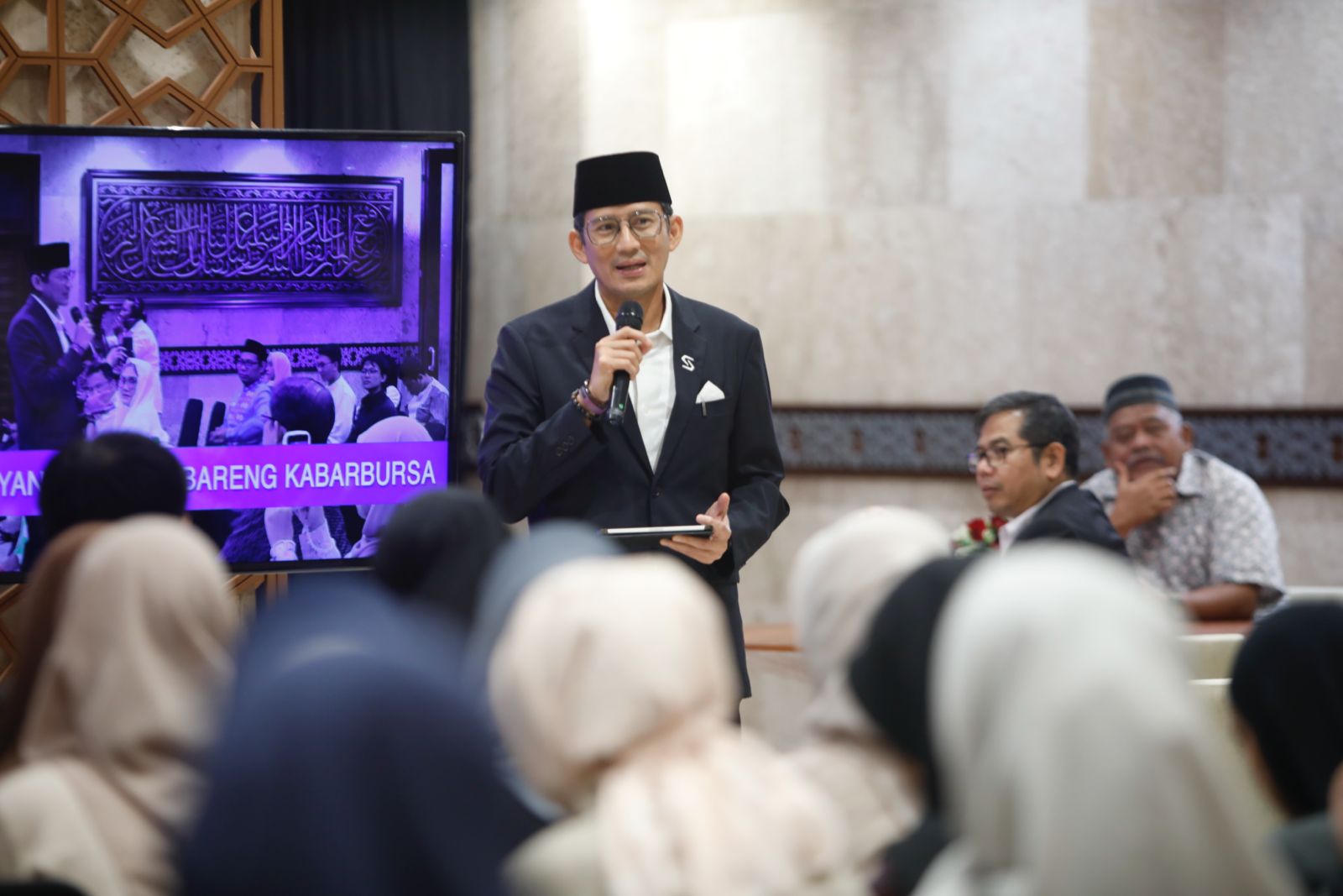 Pengusaha sekaligus investor saham, Sandiaga Uno, berbagi pengalaman dan strategi dalam membangun kesuksesan investasi sejak usia muda dalam sesi talkshow bertajuk "Kiat Sukses Jadi Investor Sejak Muda" pada acara Nyantri Saham Bareng Kabar Bursa di Masjid Istiqlal, Jakarta Pusat, Sabtu, 15 Maret 2025. Foto: KabarBursa/Abbas Sandji. 