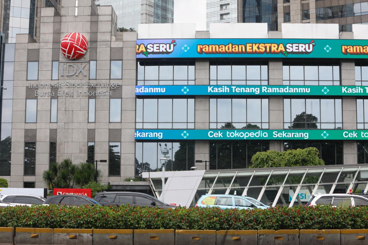Ilustrasi: Gedung Bursa Efek Indonesia di Jakarta Selatan. Perang tarif yang melanda negara-negara di dunia turut berdampak pada pasar saham di banyak negara. Foto: KabarBursa/Abbas Sandji.