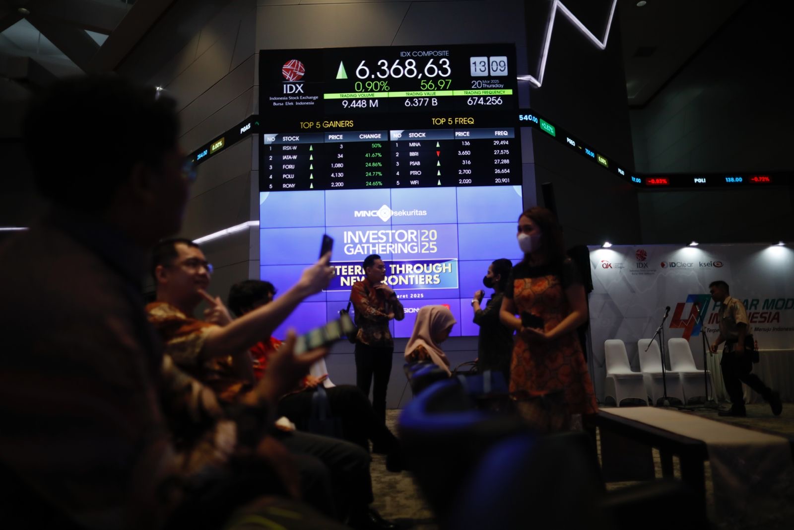 Iltrasi: papan pantau Indeks Harga Saham Gabungan atau IHSG di Bursa Efek Indonesia. Foto: KabarBursa/Abbas Sandji.