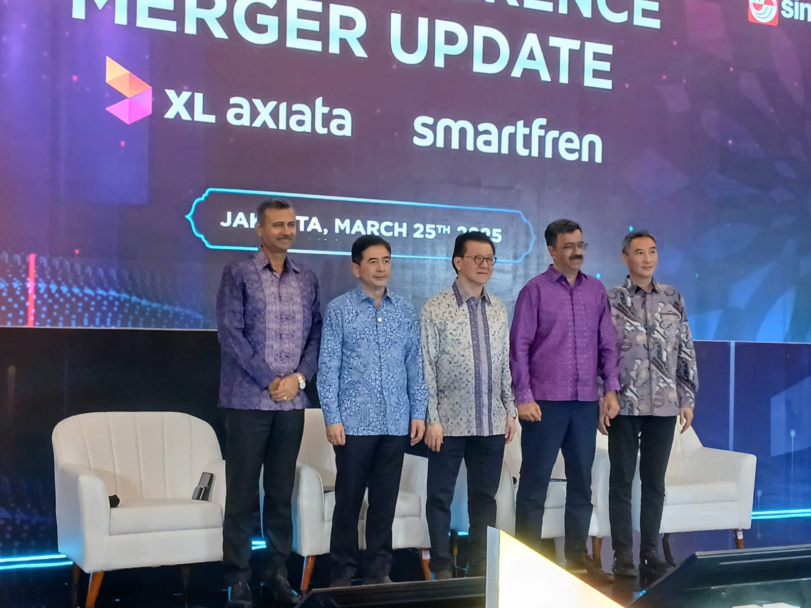 Konferensi pers peresmian merger XL Axiata dan Smartfren di Jakarta ,Selasa, 25 Maret 2025 Foto: Yoga/KabarBursa.com