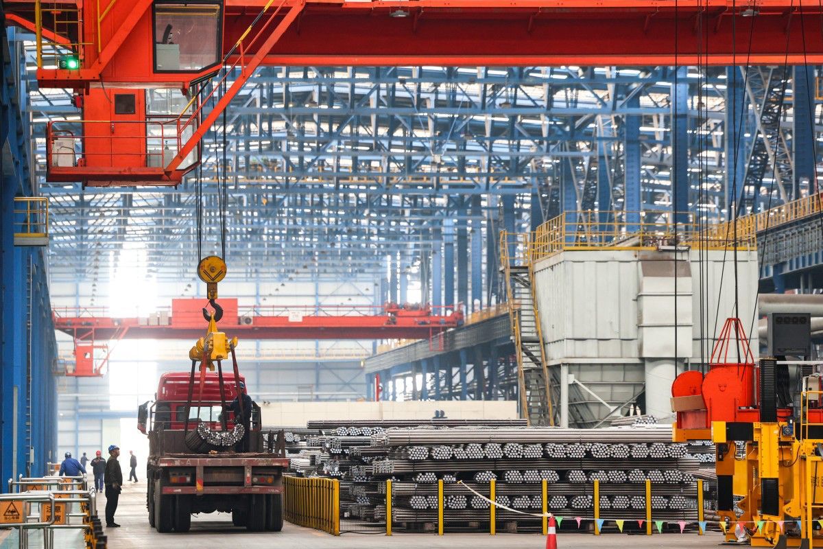 Pekerja di HBIS Group Shijiazhuang Iron and Steel mengangkat baja untuk diangkut di Provinsi Hebei bagian utara pada Januari 2025. Foto: Xinhua.