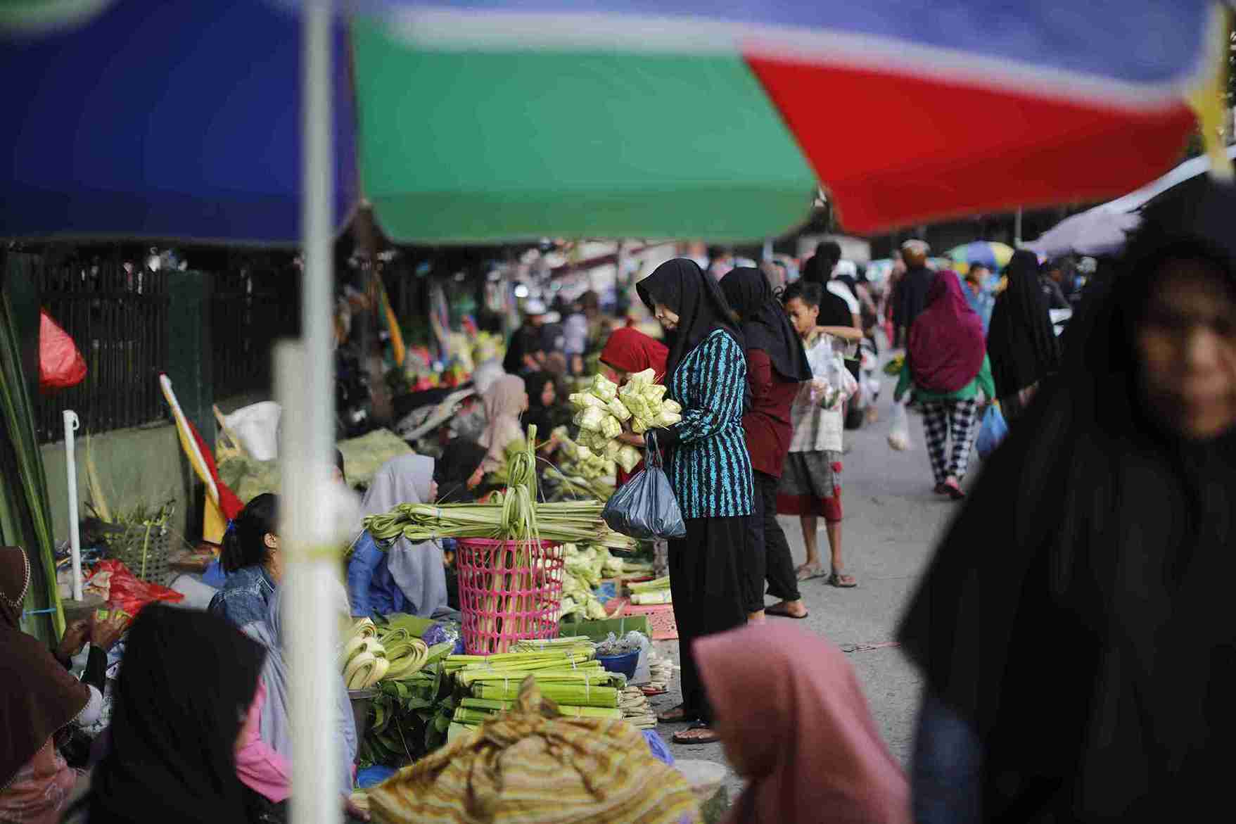 Suasana jual-beli antara pengunjung dan pedagang di sebuah pasar. (Foto: Kabar Bursa/Abbas Sandji)