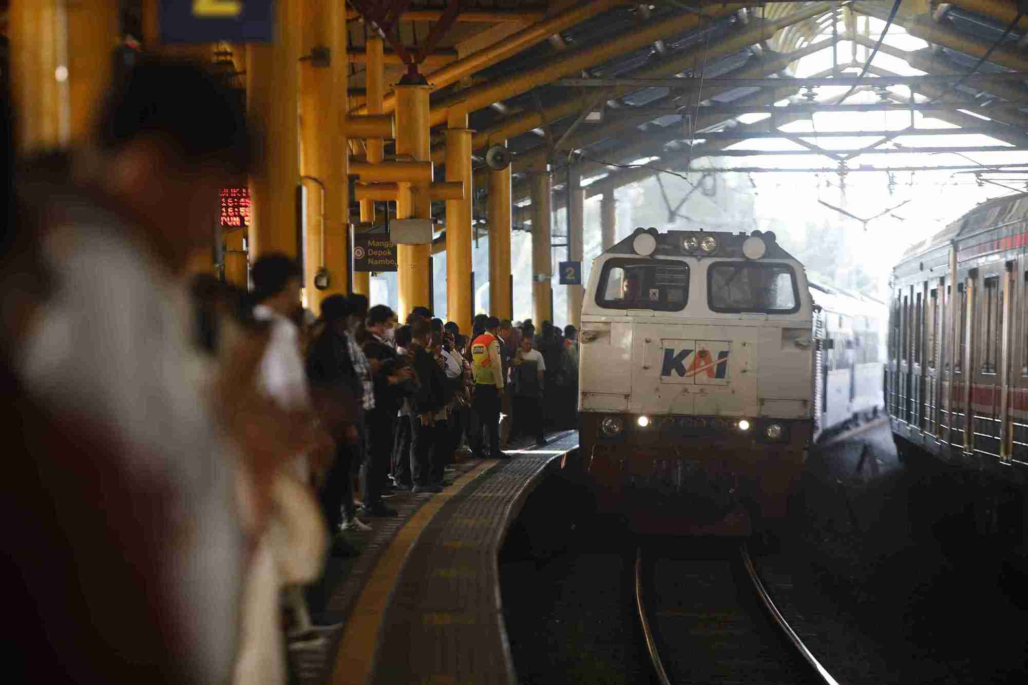 PT Kereta Api Indonesia (KAI) mencatat jumlah penumpang yang terdampak keterlambatan akibat banjir di Daerah Operasi 4 (Daop 4), jalur kereta api antara Stasiun Karangjati dan Stasiun Gubug sejak 24-26 Januari 2025 telah mencapai lebih dari 35 ribu.(Foto: Abbas Sandji/Kabar Bursa)