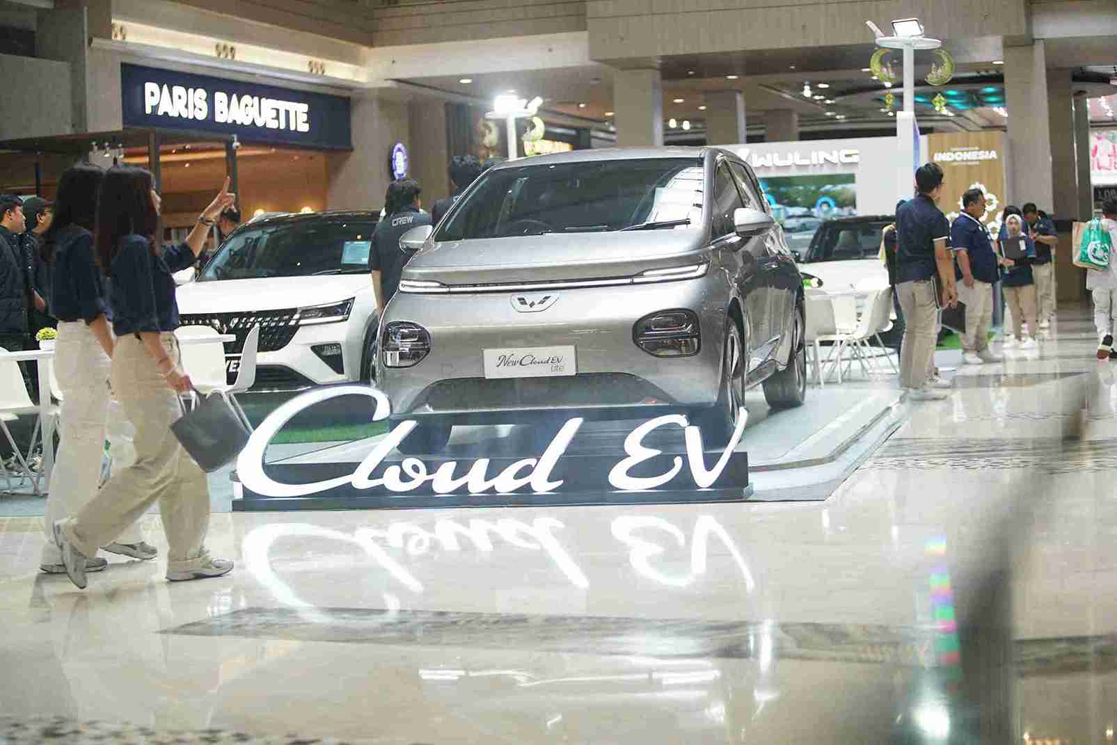 Sistem pengisian daya baterai CCS2 untuk Wuling Cloud EV ini hadir sejak Februari lalu di ajang Indonesia International Motor Show (IIMS) 2025. (Foto: Kabar Bursa/Abbas Sandji)