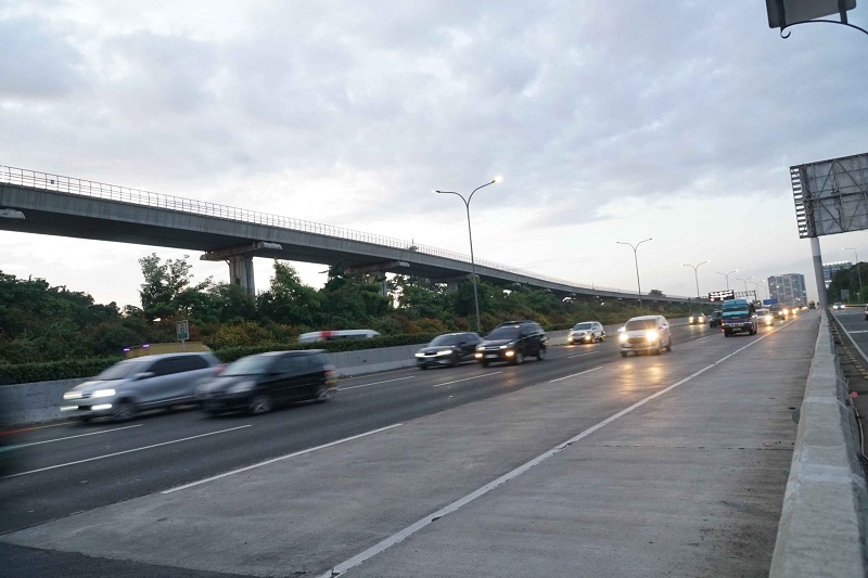 Sejumlah kendaraan melintas di bawah Jembatan LRT Cibubur Tol Jagorawi. foto: Kabar Bursa/Abbas Sandji