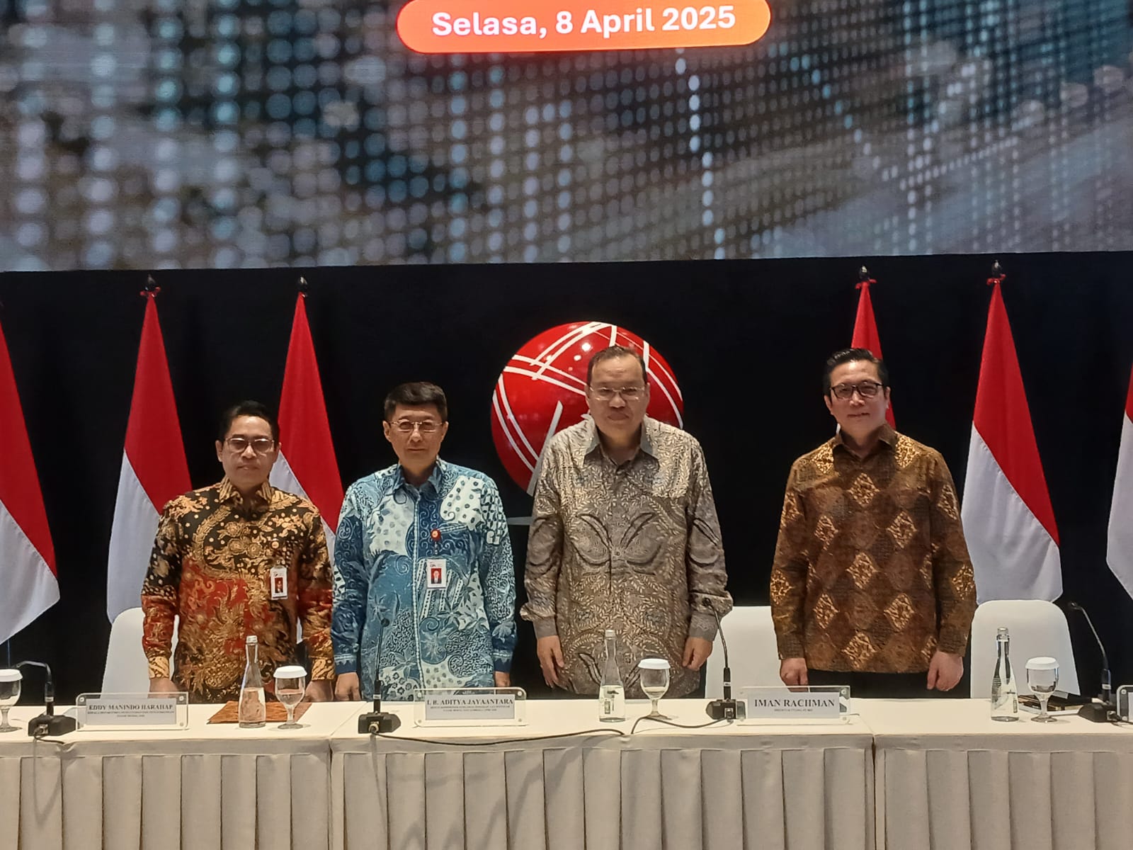 Konferensi pers Bursa Efek Indonesia (BEI) antara lain bersama Direktur Utama Iman Rachman dan Direktur Pengembangan Jeffrey Hendrik, di main hall BEI, Jakarta Pusat, Selasa, 8 April 2025. (Foto: Kabarbursa/Hutama Prayoga)