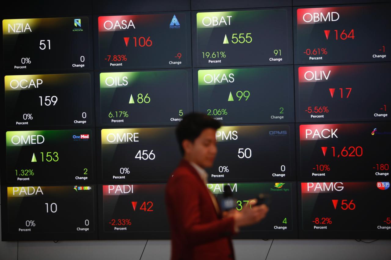 Aktivitas pengunjung di depan papan pemantau saham di Main Hall Bursa Efek Indonesia (BEI), Rabu (9/4/2025). Mulai pukul 13.30 WIB siang ini, layar kembali didominasi warna merah. (Foto: KabarBursa/Abbas Sandji)