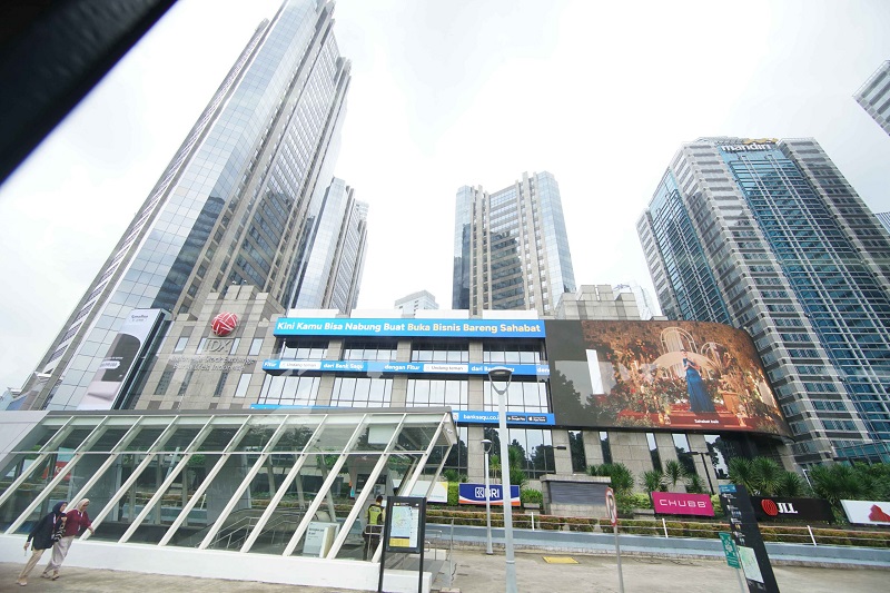 Warga melintas depan Bursa Efek Indonesia (BEI) Jln Sudirman. Foto: Abbas Sandji/KabarBursa.com