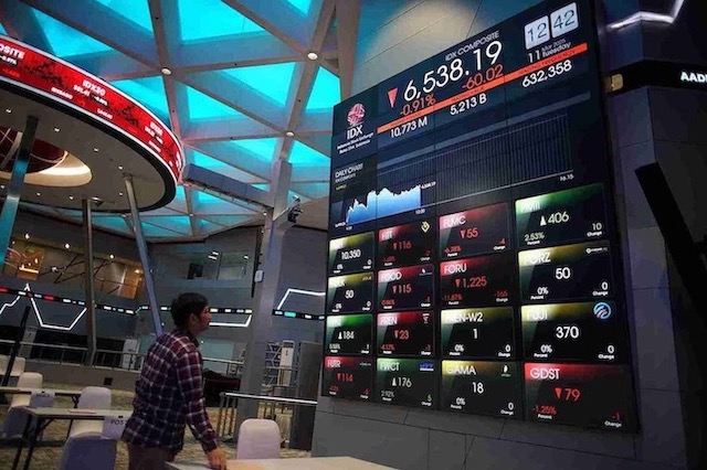 Perlambatan ekonomi Indonesia pada triwulan I 2025 yang dipicu melemahnya daya beli dan sentimen global berdampak signifikan terhadap koreksi tajam indeks LQ45, meski analis melihat peluang akumulasi di saham-saham undervalued. (Foto: Kabar Bursa/Abbas Sandji)