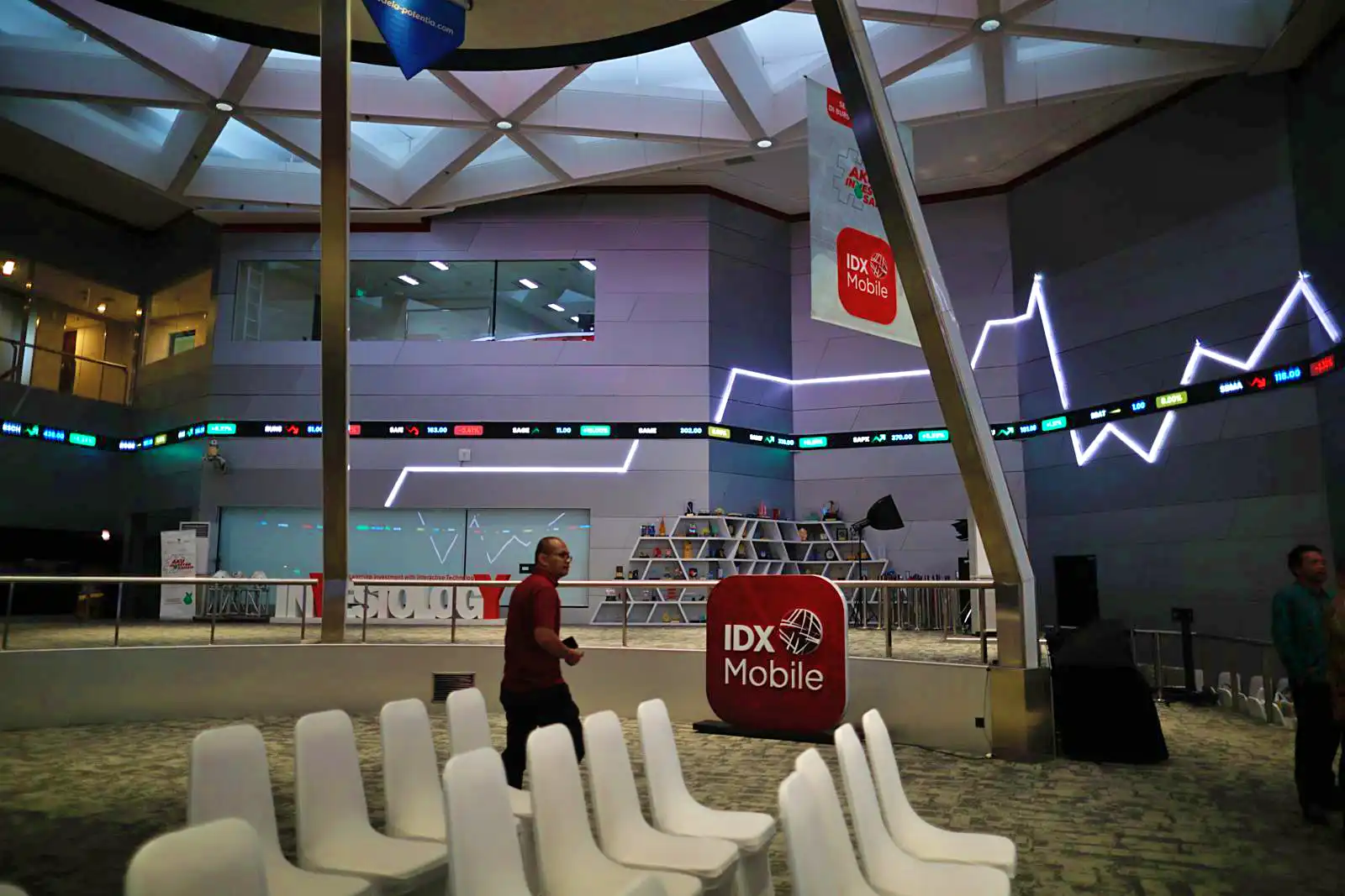Aktivitas pengunjung di main hall Bursa Efek Indonesia (BEI), Jakarta Selatan, Selasa, 11 Maret 2025. (Foto: KabarBursa/Abbas Sandji)