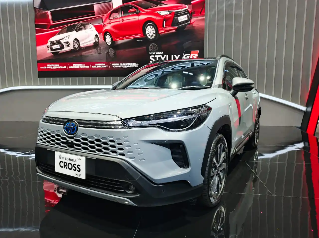 Mobil baru Toyota New Corolla Cross HEV yang dipajang di IIMS 2025. (Foto: Kabar Bursa/Citra)