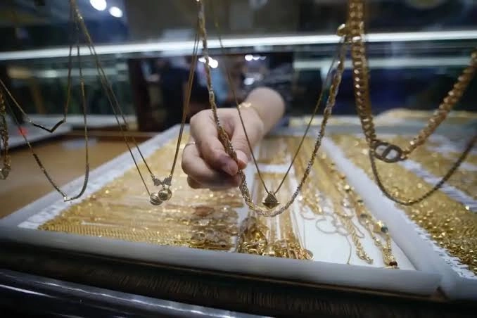 Harga emas tertekan akibat data inflasi AS, tetapi pembelian bank sentral dan risiko geopolitik dinilai masih menopang prospek emas global. Foto: Dok. KabarBursa.