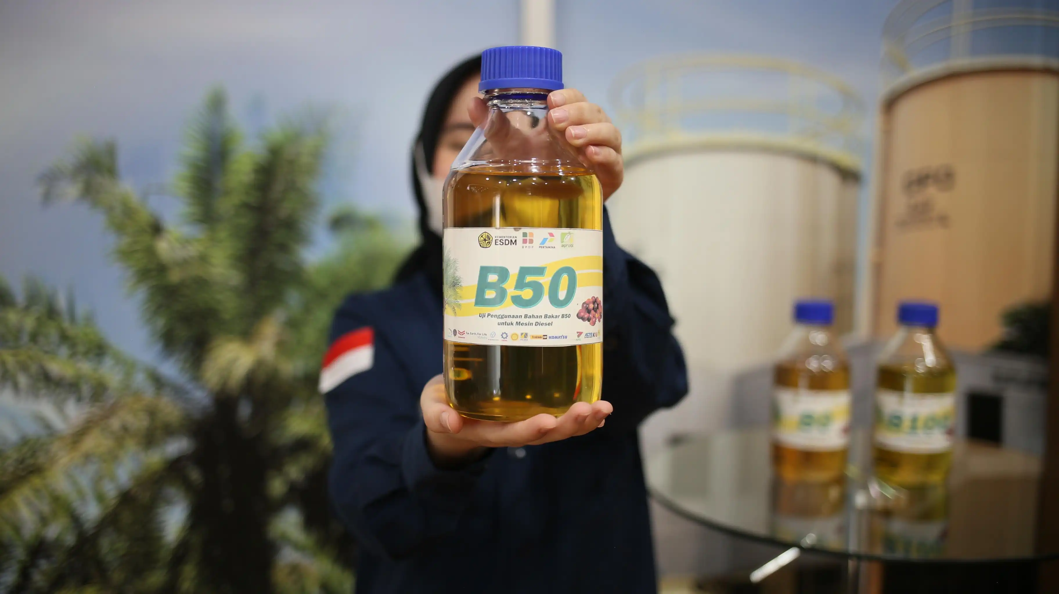 Riset ISEAI mengungkap berbagai paradoks ekonomi politik di balik implementasi program mandatori biodiesel B50. Meski berpotensi mengurangi impor solar dan memperkuat ketahanan energi nasional, kebijakan ini dinilai menghadapi tantangan pada sektor migas, industri sawit, fiskal negara, serta keberlanjutan lingkungan. Foto: Dok. ESDM.