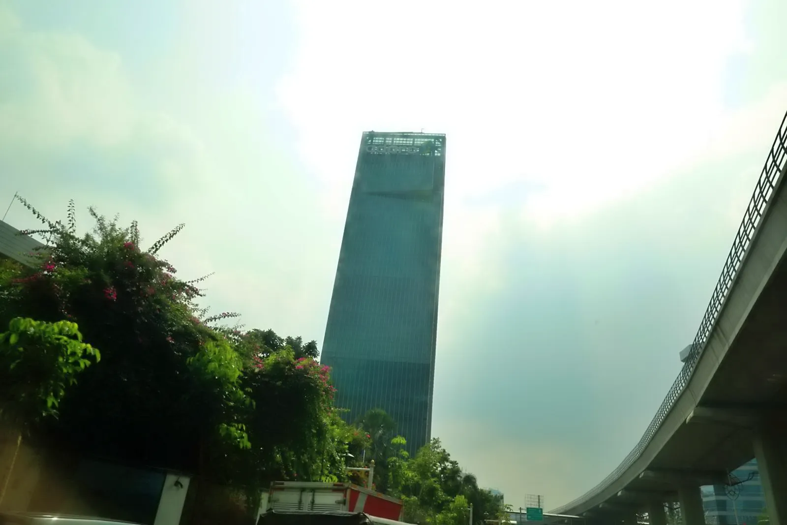 Gedung Adaro di kawasan Mega Kuningan, Jakarta Selatan. (Foto: KabarBursa/Abbas Sandji)