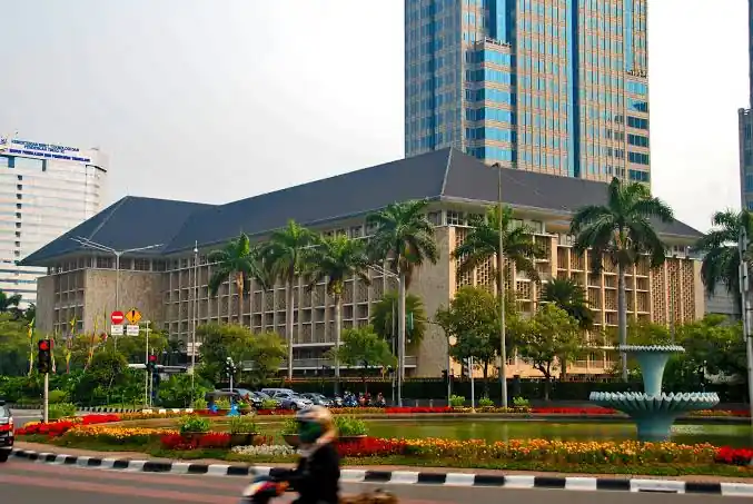 The Fed tahan suku bunga, tapi sektor riil RI butuh stimulus. CORE menyebut BI terjepit antara menjaga stabilitas rupiah dan memberi napas ke ekonomi domestik. Foto: Setiapgedung.id.