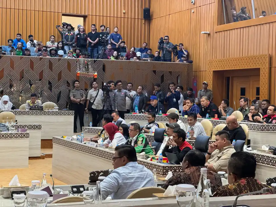 Ketua Umum Paguyuban Mitra Online Indonesia (PMOI), Ade Armansyah, bersama perwakilan pengemudi ojol menghadiri rapat dengar pendapat di DPR RI, Rabu, 21 Mei 2025. Mereka menyuarakan tuntutan tarif adil dan transparan serta mengecam ketimpangan relasi antara aplikator dan mitra. Foto: KabarBursa/Dian Finka.