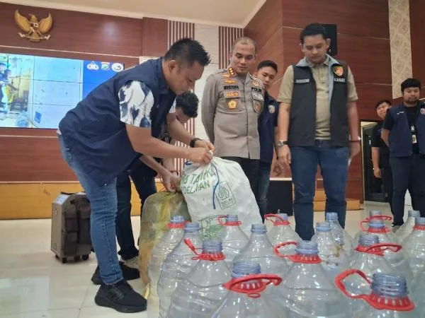  lemahnya pengawasan terhadap usaha air isi ulang ihwal kasus pemalsuan air minum dalam kemasan galon bermerek Le Minerale