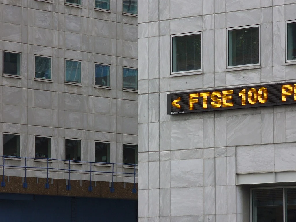 Ilustrasi: Indeks pasar saham Inggris, FTSE 100, di sebuah gedung. (Foto: AI untuk KabarBursa)