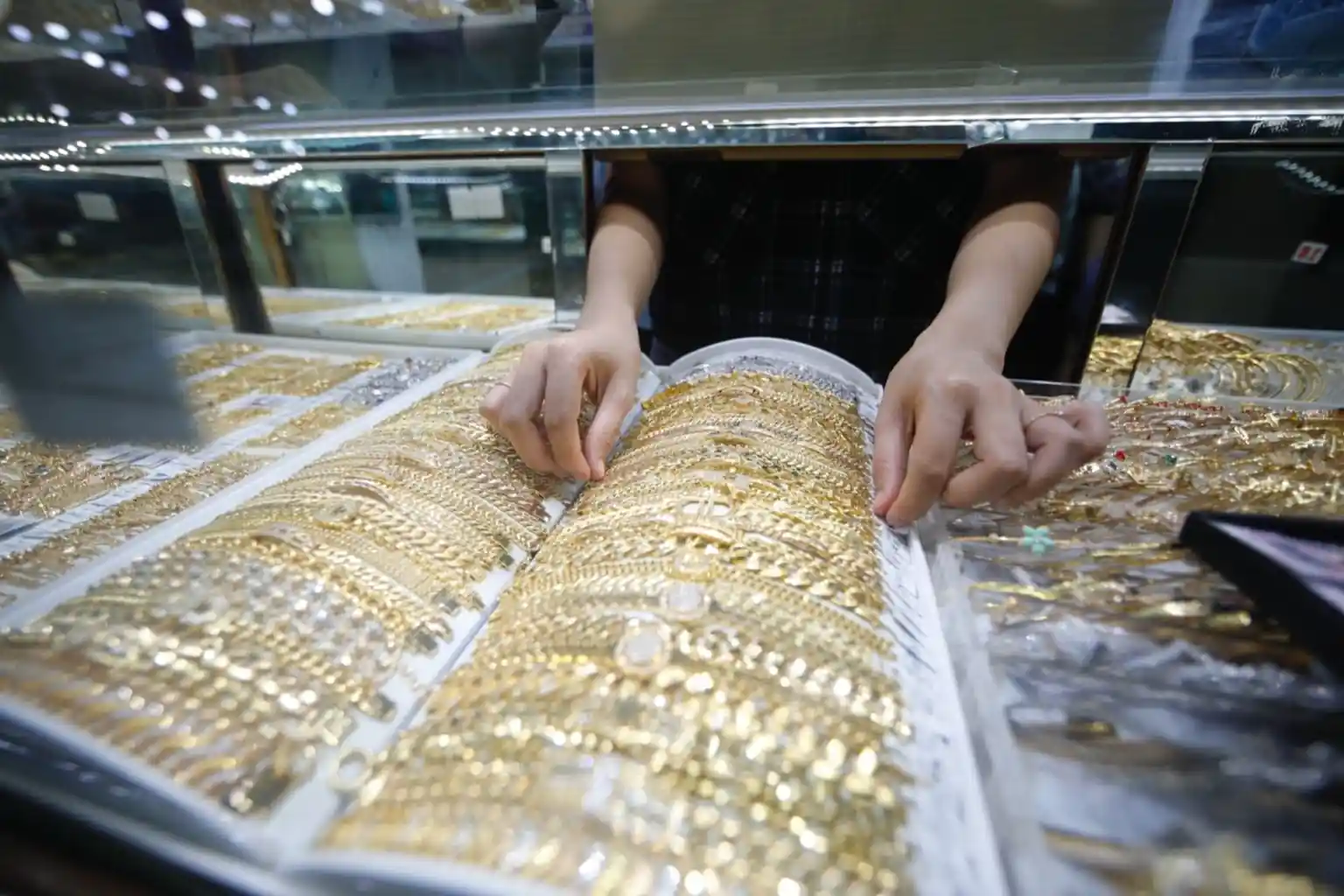 Harga emas jatuh 1,2 persen karena sentimen risiko membaik. Investor mulai beralih ke saham dan dolar setelah penundaan tarif AS–UE. Foto: KabarBursa/Abbas Sandji.