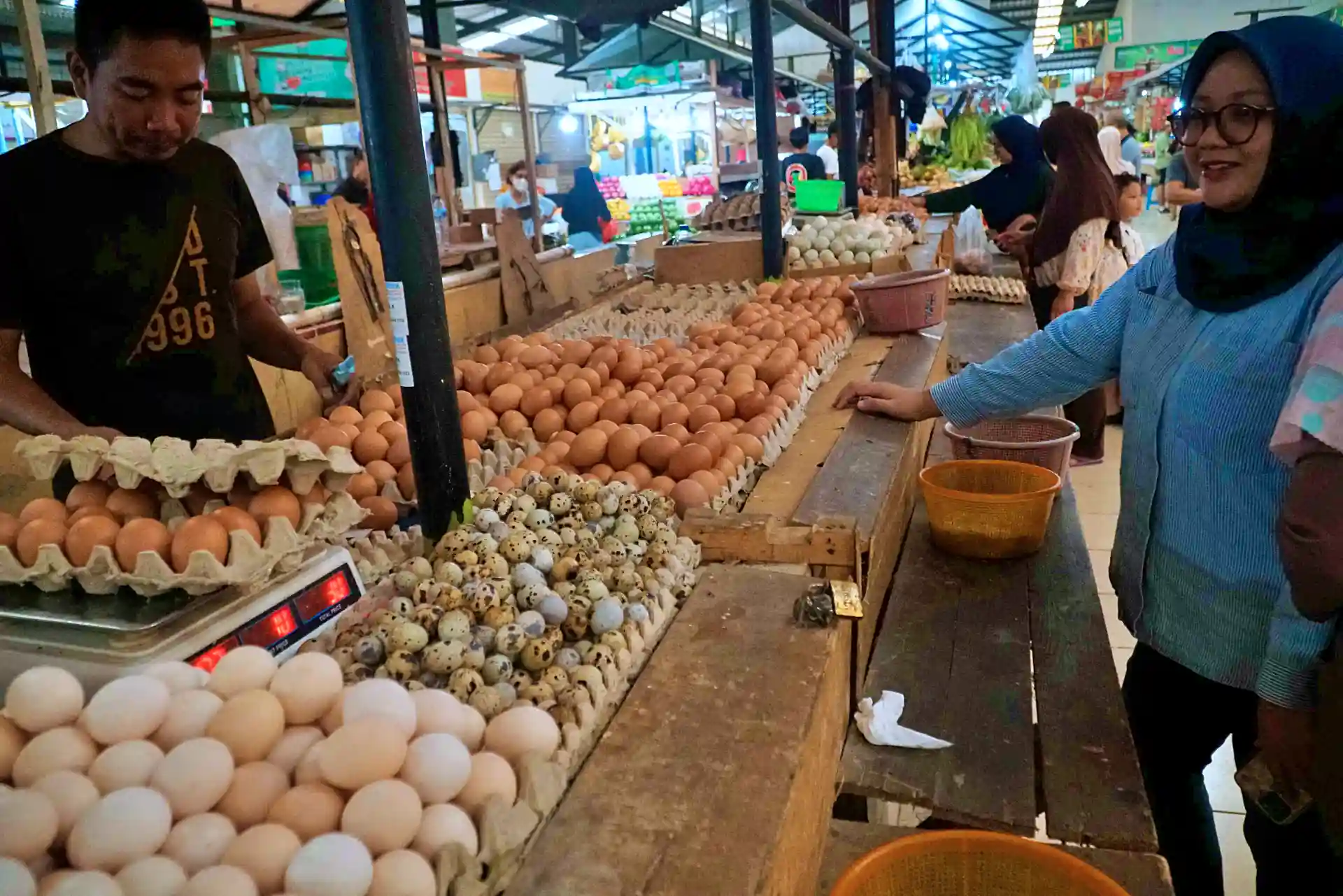 Transaksi pedagang dan pembeli di sebuah pasar tradisional. (Foto: KabarBursa/Abbas Sandji)