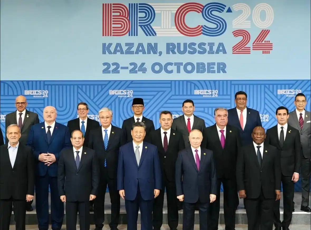 Presiden dan pemimpin delegasi negara-negara anggota BRICS berfoto bersama dalam Konferensi Tingkat Tinggi (KTT) BRICS 2024
