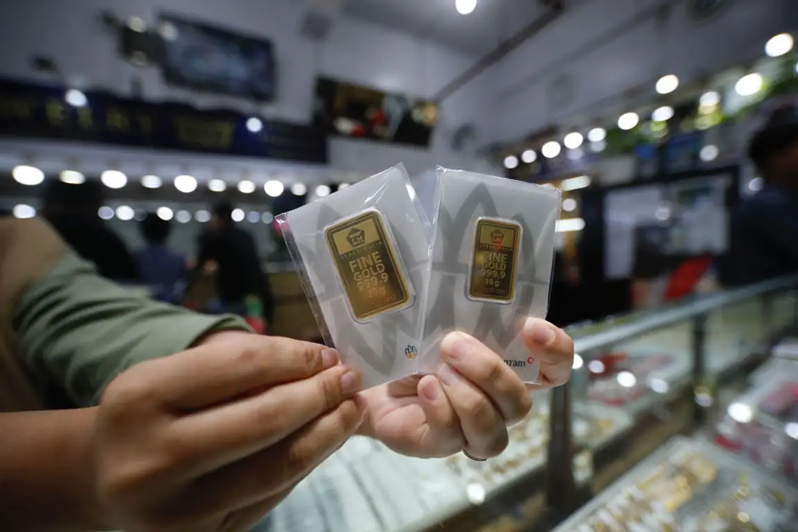 Harga emas global diperkirakan melaju ke USD3.500 per troy ons. Analis menilai ketegangan Rusia–Ukraina dan sinyal The Fed jadi pemicunya. Foto: KabarBursa/Abbas Sandji.