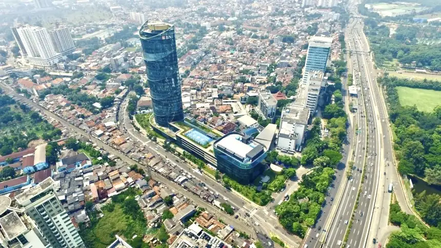 Menara BNI di Kawasan Pejompongan, Jakarta. Gedung berarsitektur bambu ini dibangun oleh PT PP (Persero) Tbk di atas lahan seluas lebih dari 14.000 meter persegi. Berpredikat Green Building, kompleks ini mencakup Tower Office, Podium Parkir, dan Tower Ballroom, dengan total luas bangunan mencapai 79.000 meter persegi. Foto: Dok. PTPP.