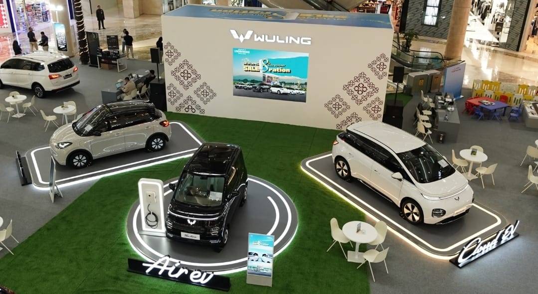 Rayakan ulang tahun ke-8, Wuling Motors gelar sederet promo untuk pembelian mobil listrik, hybrid dan mesin konvensional. Binguo EV jadi hadiah utama buat konsumen. Foto: dok. Wuling Motors.
