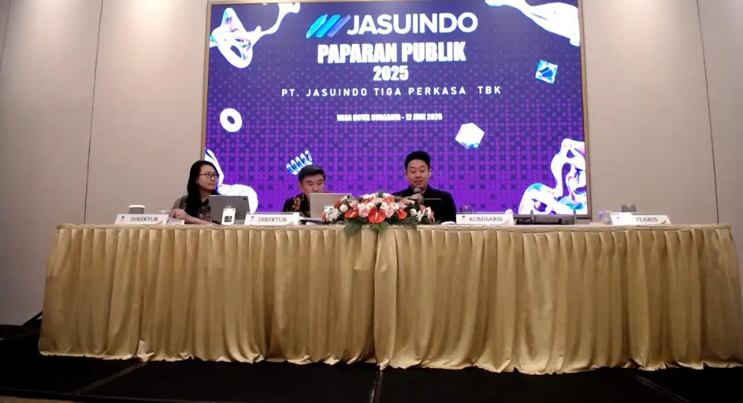 Direktur Akuntansi dan Keuangan PT Jasuindo Tiga Perkasa Tbk Michael Christiaan dan jajaran manajemen menggelar publik ekspose secara daring pada Rabu, 12 Juni 2025. Desty Luthfiani/KabarBursa.com