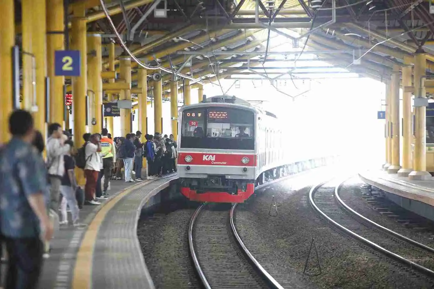Penumpang bersiap menaiki KRL Commuter Line di Stasiun Manggarai, Jakarta Selatan. Pemerintah menggelontorkan stimulus transportasi publik sebagai bagian dari upaya mendorong konsumsi rumah tangga selama libur sekolah dan cuti bersama. Foto: KabarBursa/Abbas Sandji.