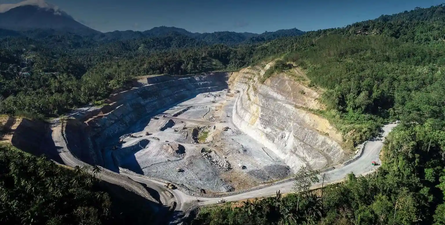 Area tambang terbuka PT Meares Soputan Mining (MSM) di bawah naungan PT Archi Indonesia Tbk (ARCI), berlokasi di Sulawesi Utara. Bersama PT Tambang Tondano Nusa