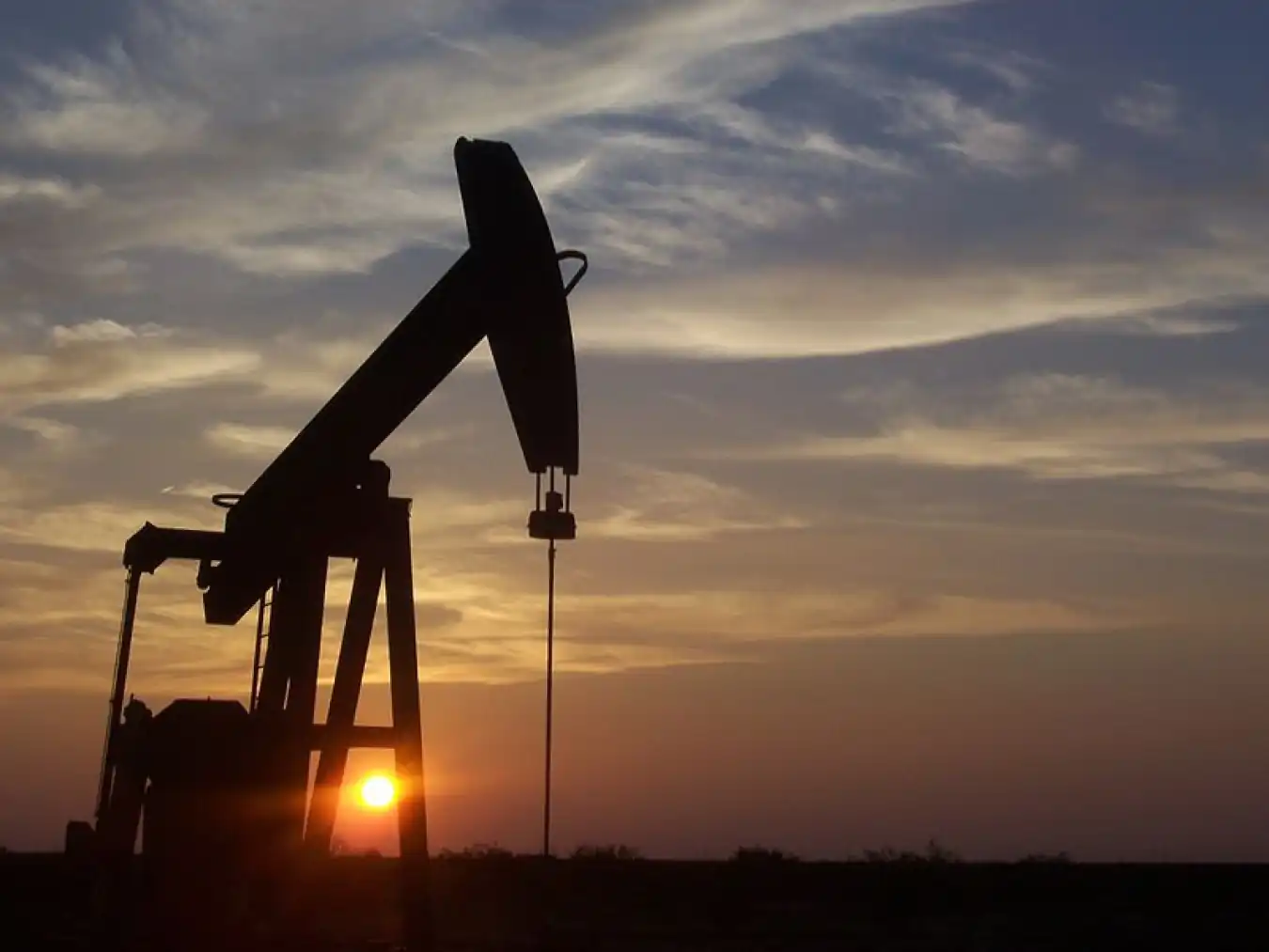 Harga Brent naik ke USD74,4 setelah serangan rudal Iran ke Israel. Ketegangan geopolitik bisa ganggu pasokan global dan dorong harga lebih tinggi. Foto: Dok. U.S. Department of Energy.