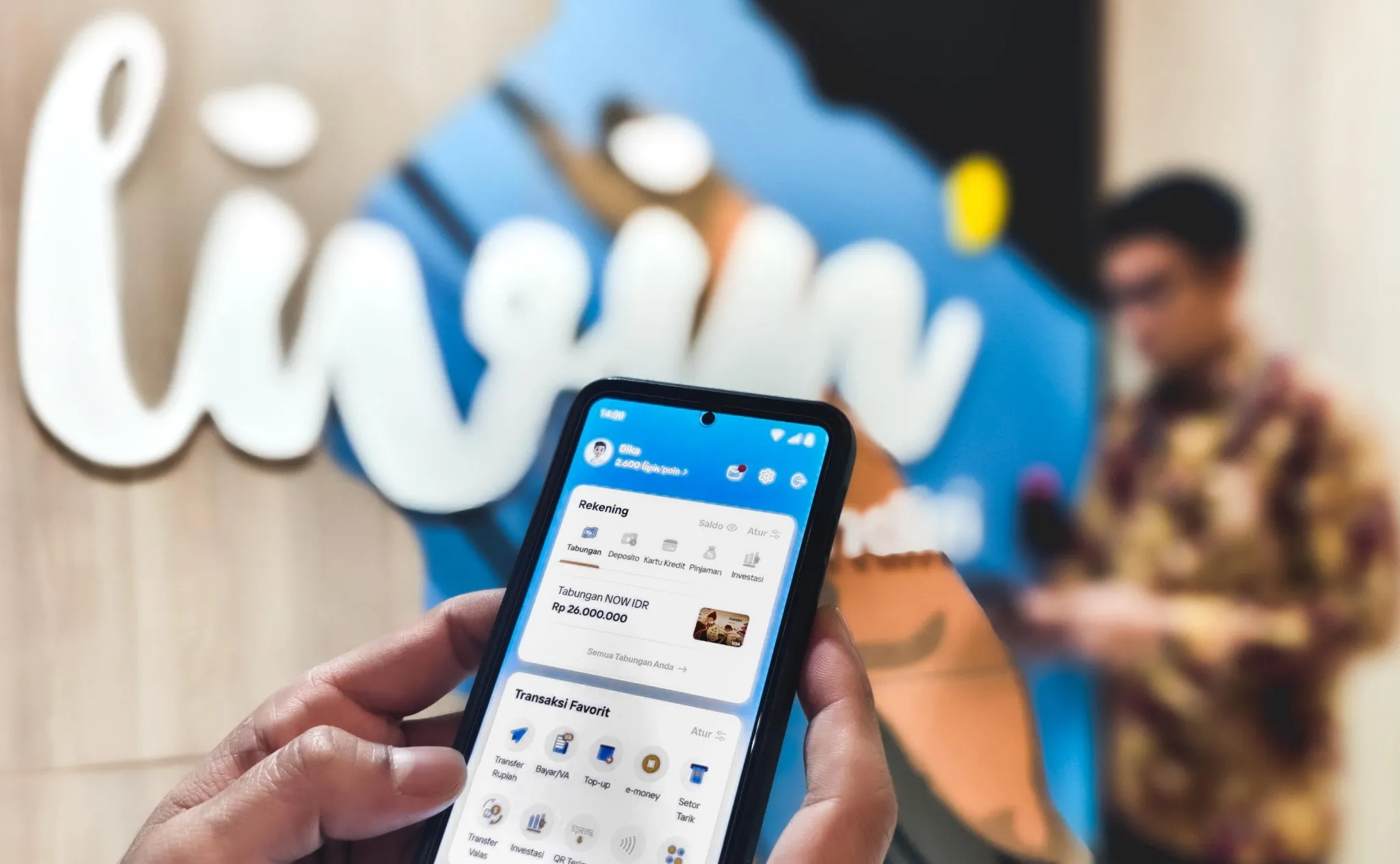 Nasabah Bank Mandiri menggunakan layanan aplikasi Livin' by Mandiri. (Foto: Istimewa)