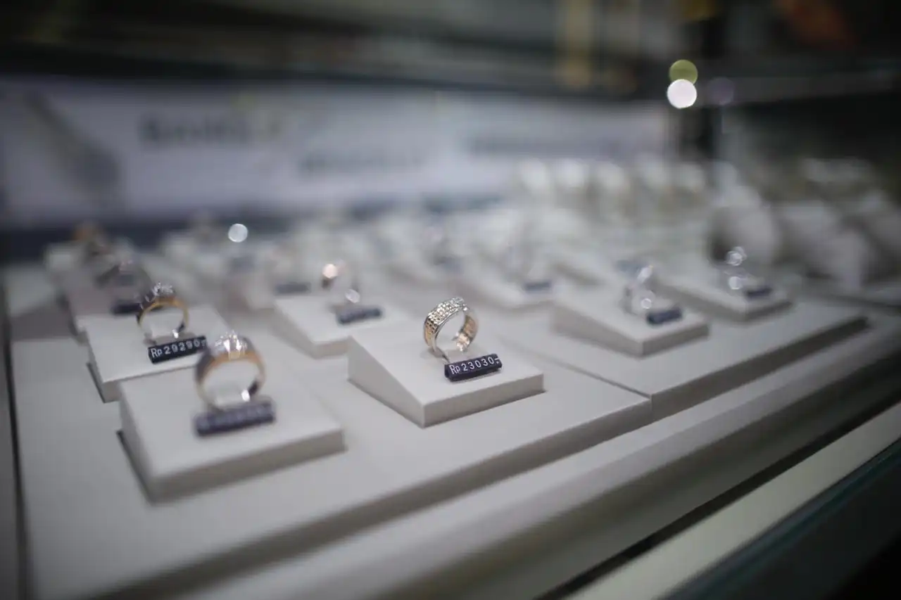 Harga emas dunia naik tipis akibat konflik Iran-Israel. Perak melonjak hampir 2 persen dan cetak rekor tertinggi sejak 2012 di USD37,05 per ons. Foto: KabarBursa/Abbas Sandji.