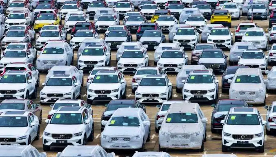 Mobil bekas nol kilometer BYD Seagull dan Xiaomi SU7 yang beredar di pasar China. (Foto: Dok. Carnewschina)