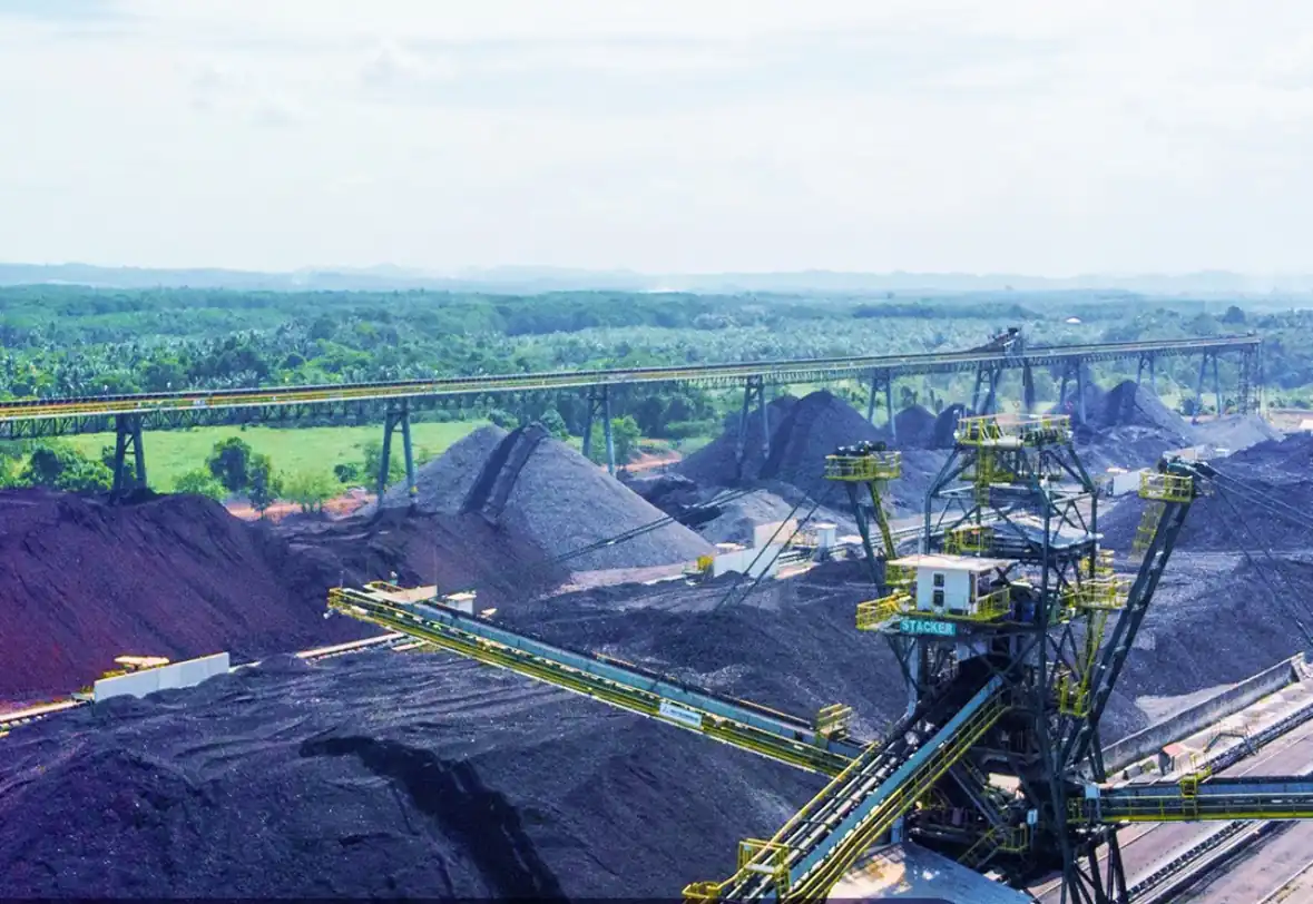 Tumpukan batu bara di kawasan operasional PT Indo Tambangraya Megah Tbk (ITMG). (Foto: Dok. Indo Tambangraya Megah)