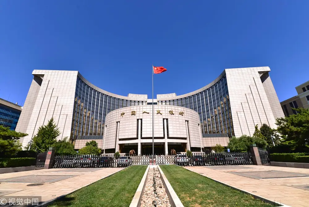 Gedung People’s Bank of China (PBOC) di Beijing, bank sentral yang menjadi otoritas tertinggi dalam kebijakan moneter dan sistem keuangan Tiongkok. Belakangan, PBOC didesak untuk mengizinkan penerbitan stablecoin yuan demi menyaingi dominasi dolar digital dalam perdagangan lintas batas dan keuangan global. Foto: VCG/China Daily.