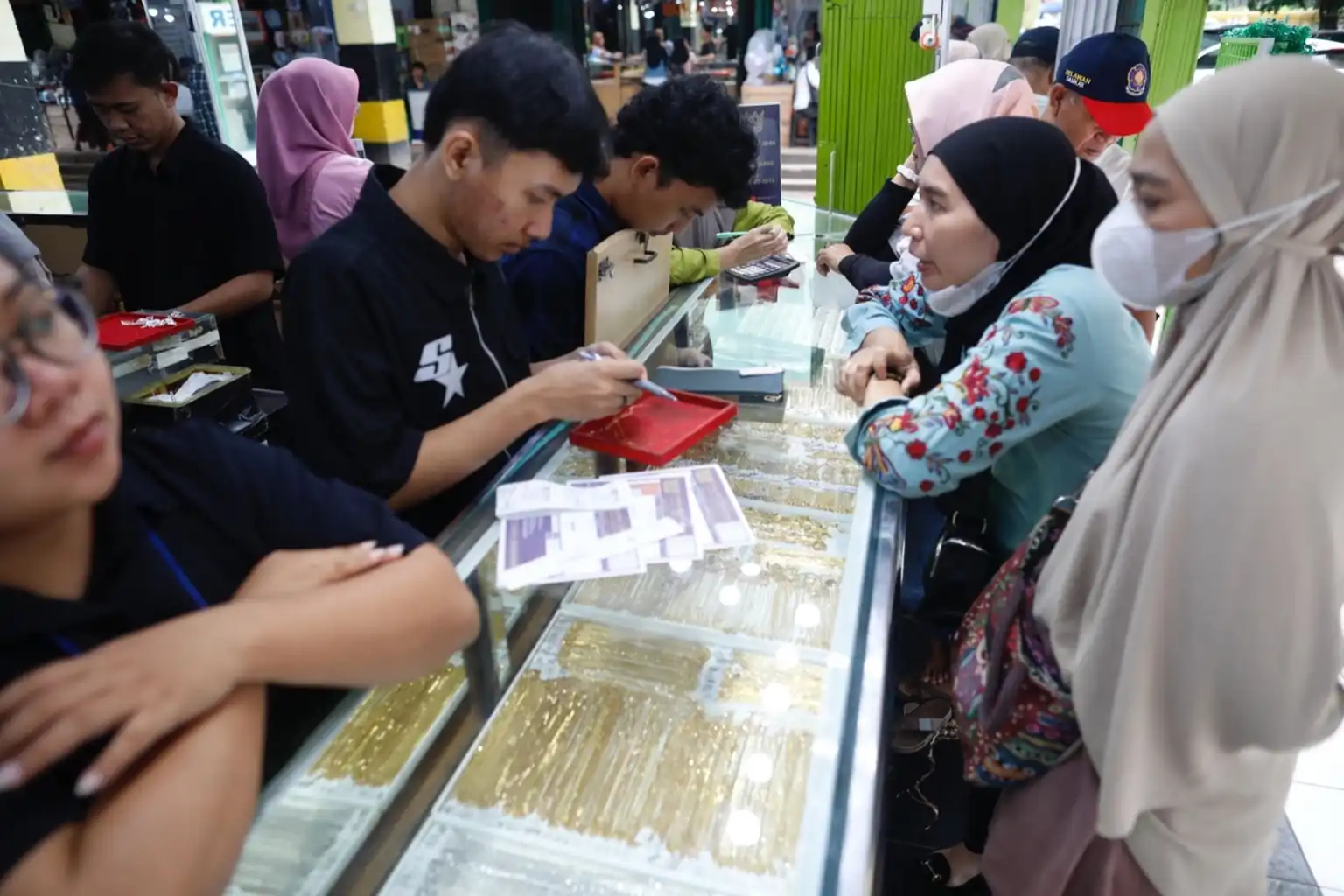 Ketidakpastian fiskal AS dan tenggat tarif Trump dorong permintaan aset aman. Emas spot naik, sementara dolar melemah dua pekan berturut-turut. (Foto: Dok KabarBursa)
