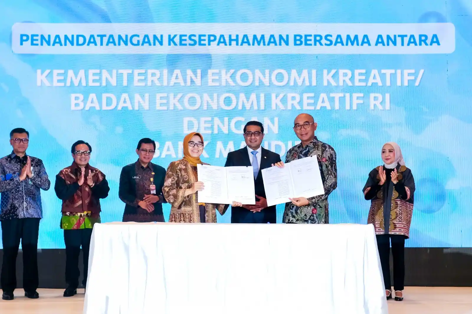 Penandatanganan kesepahaman bersama (MoU) antara Bank Mandiri dengan Kementerian Pariwisata dan Ekonomi Kreatif Republik Indonesia (Kemekraf) di Jakarta, Selasa, 8 Juli 2025, (Foto: Istimewa) 
