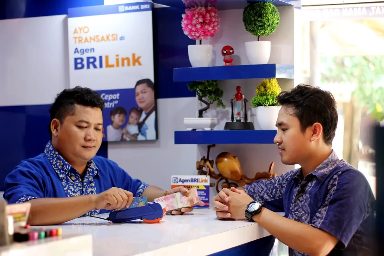 Pencairan dana BSU oleh agen BRILink. Foto: Dok BRI.