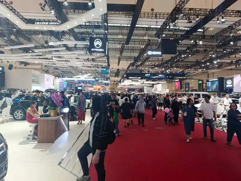 Pengunjung yang memadati ajang GIIAS 2025. Foto: KabarBursa.com/Citra