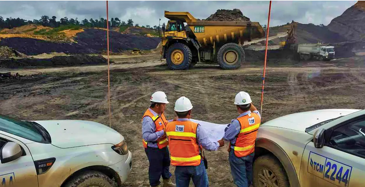 Para pekerja Indo Tambangraya Megah di dalam situs tambang yang dimiliki dan dikelola. Foto: Dok. ITMG.