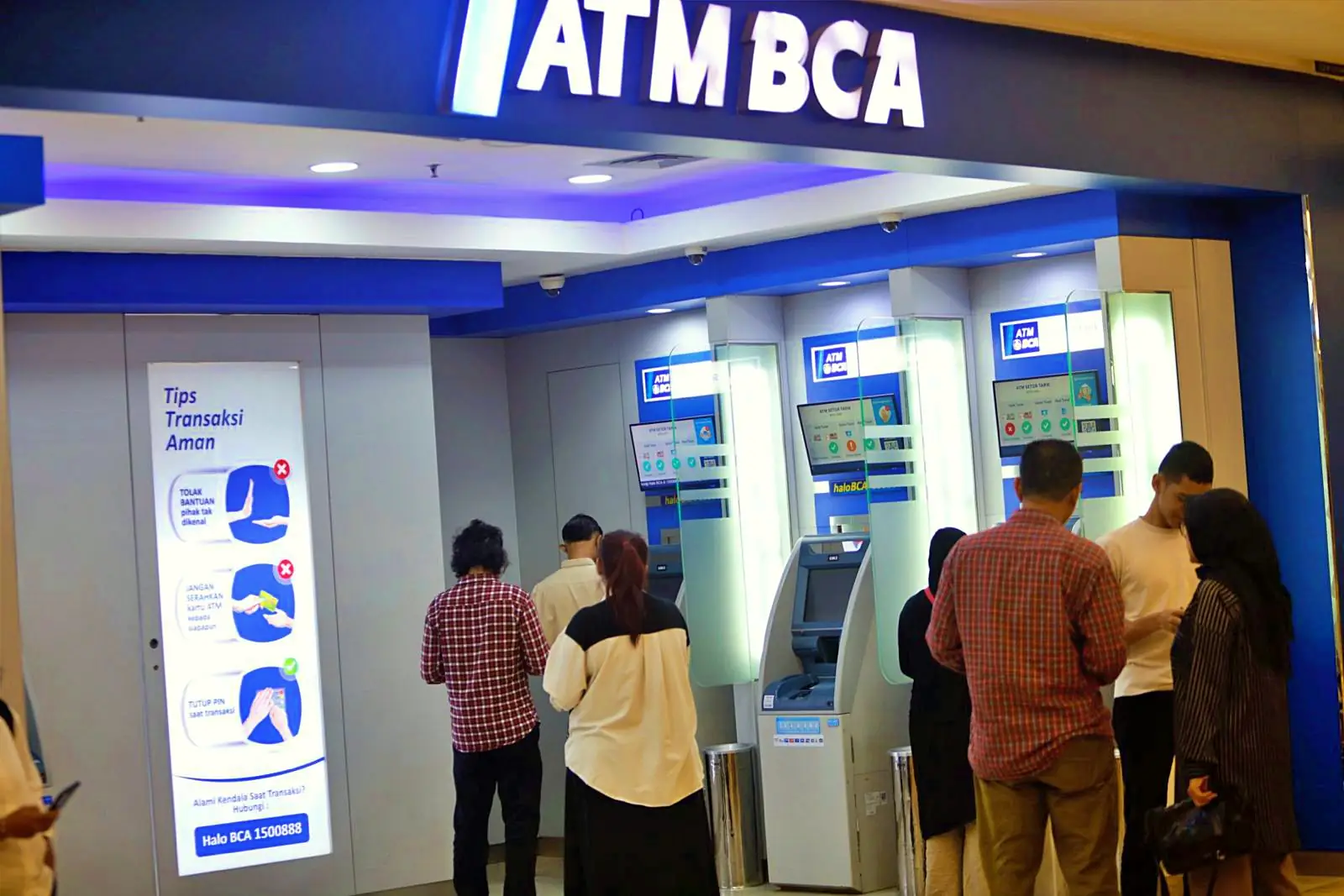 Anjungan Tunai Mandiri (ATM) BCA dipadati nasabah. Foto: Dok KabarBursa.
